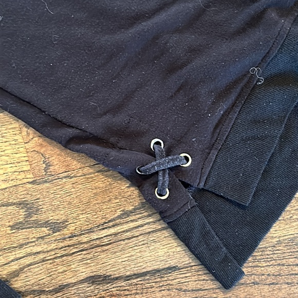 Cable and Gauge Black Long Sleeve T Shirt Large L Cut Out Shoulders EUC soft - Picture 3 of 8